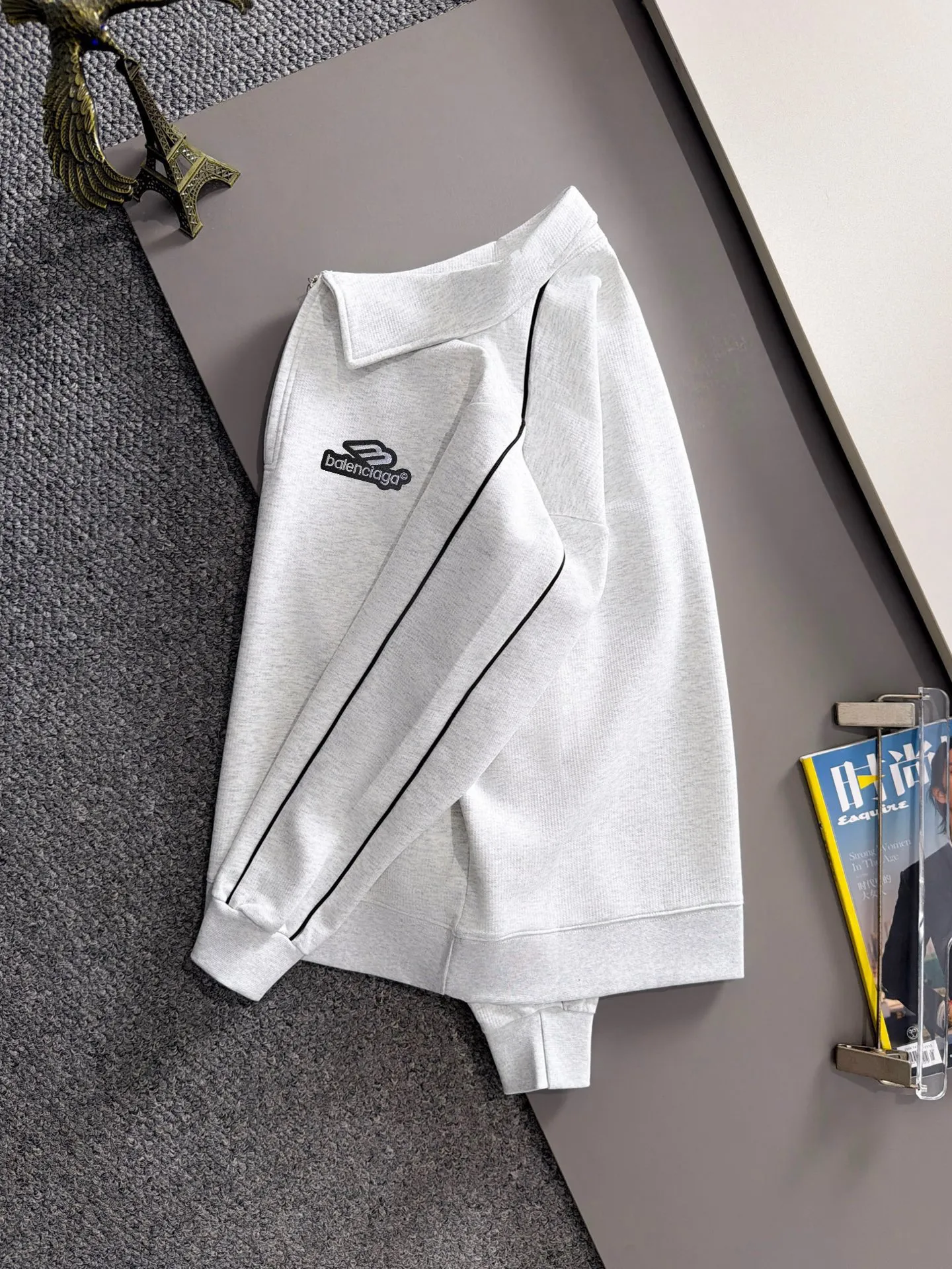 Balenciaga 2026 Long Sleeve Lapel Sweatshirt for Men and Women Same Style Many Stars Same Style, Top Original Version Feel Free to Compare🆚The fabric is custom-dyed and lightly sprayed and distressed. The fabric, material, and details are consistent with the original version. Special cotton and linen fabrics are used. The cost of the fabric is extremely expensive. It is twice as expensive as pure cotton materials. We will do our best at all costs. Three standards are complete. The comparison between non-market products and my fabrics is very different. Only the top version is made! Size: M-4XL